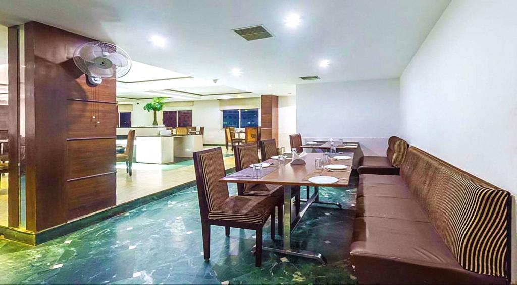 Hotel Central Park Ongole Bagian luar foto
