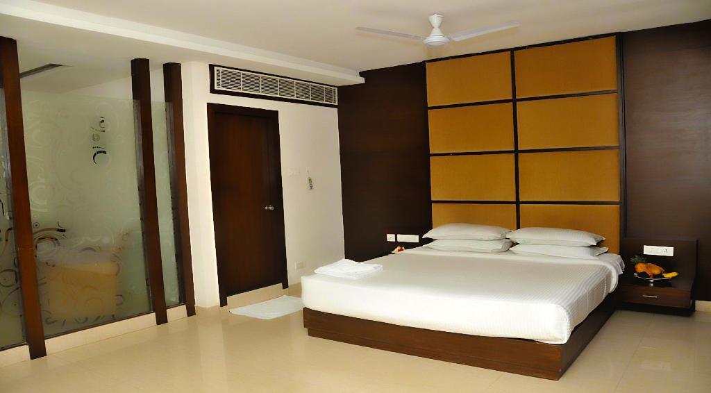 Hotel Central Park Ongole Bagian luar foto