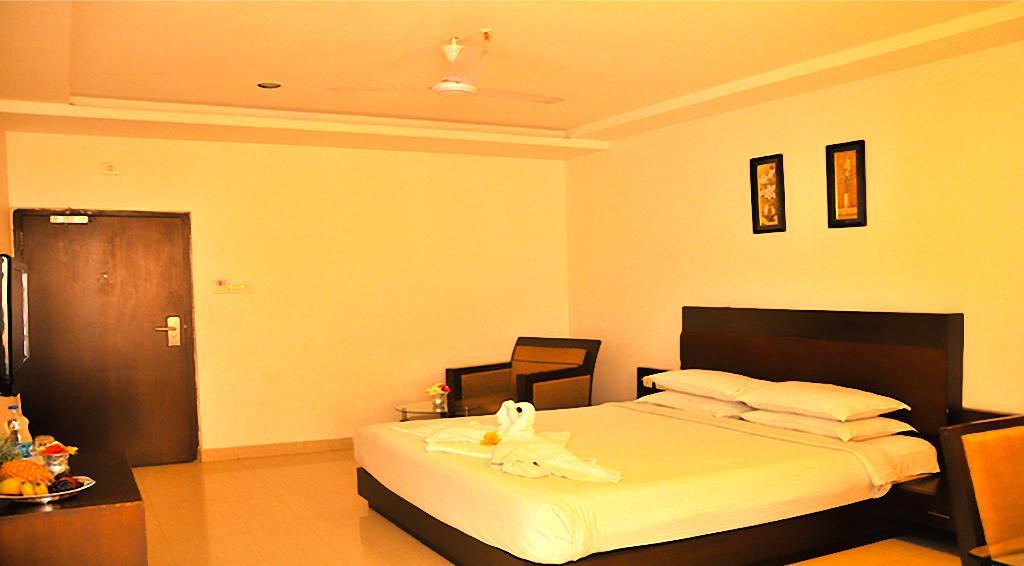 Hotel Central Park Ongole Bagian luar foto