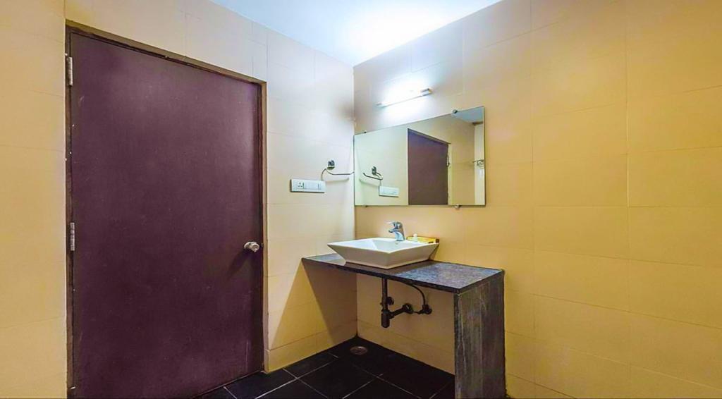 Hotel Central Park Ongole Bagian luar foto
