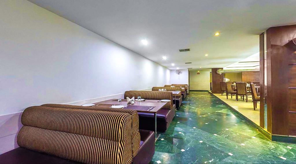 Hotel Central Park Ongole Bagian luar foto