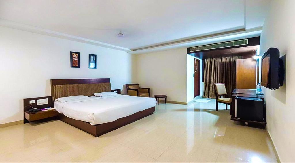 Hotel Central Park Ongole Bagian luar foto