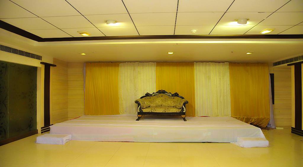 Hotel Central Park Ongole Bagian luar foto