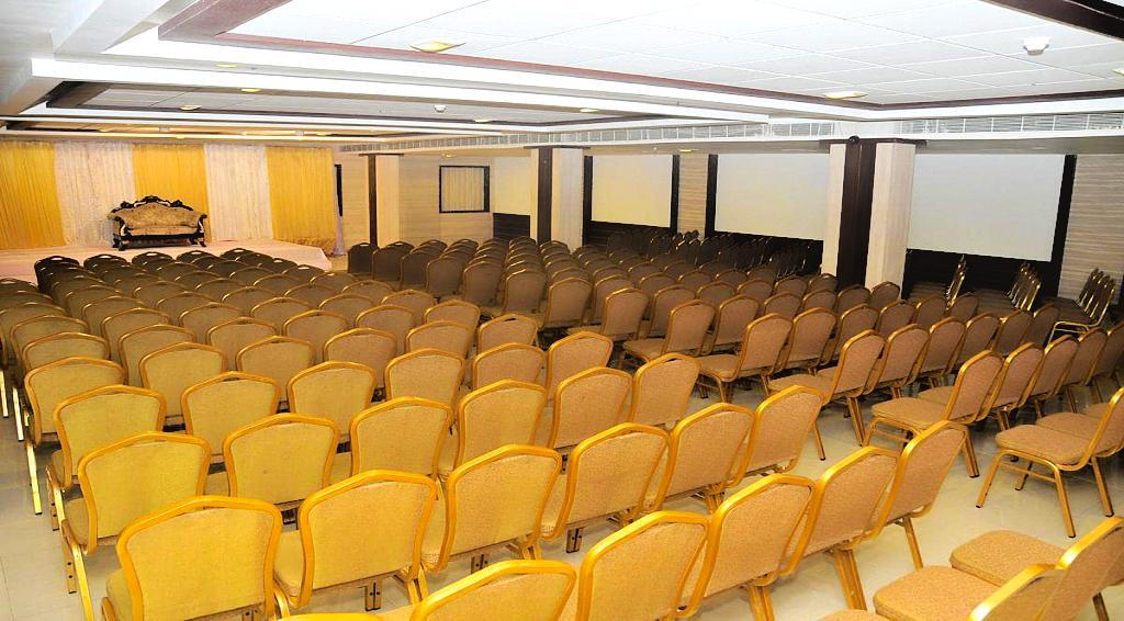 Hotel Central Park Ongole Bagian luar foto