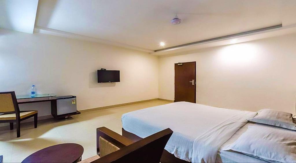 Hotel Central Park Ongole Bagian luar foto